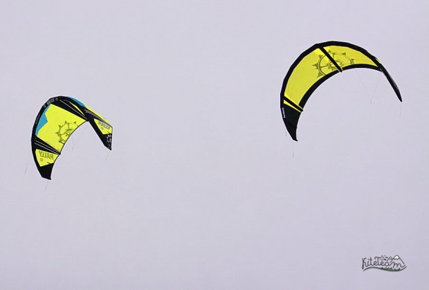 Кайт Slingshot Rally 2011 года слева и 2013 года справа