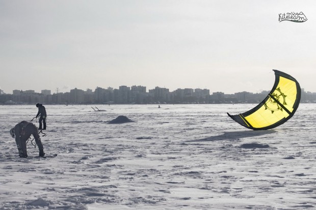 Кайт всегда ждет тебя в краю окна, не отвлекая на дополнительный контроль 