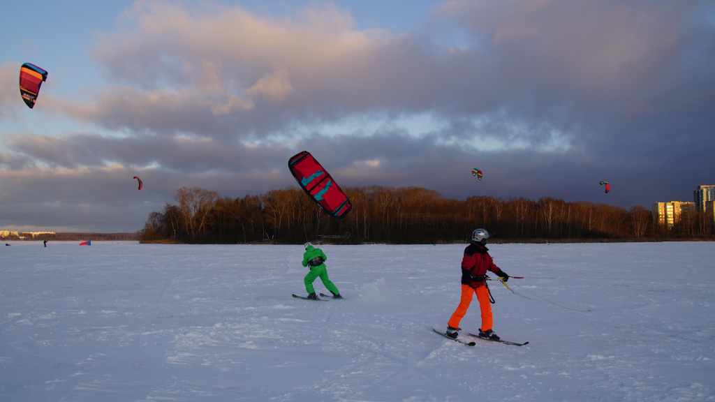 Сноукайтинг на лыжах 