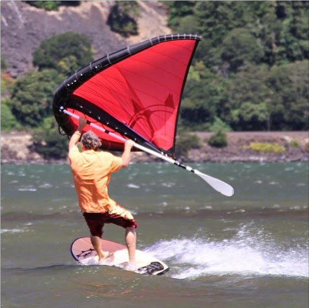 Тони Логош, соучредитель и дизайнер Slingshot Kiteboarding, сделал первые прототипы Slingwing в 2011