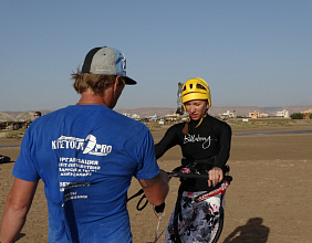 Команда KiteTour.Pro на кайт станции Эль Гуна в Египте, проводит тестирование кайтов Slingshot 2015 года
