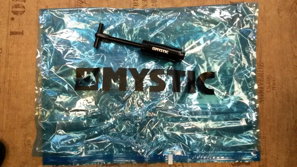 Mystic 2013 Golf Bag ProНовый модный кайтовый чехол на колесах Mystic 2013 Golf Bag Pro – со стороны выглядит как продвинутая сумка для гольфа, а на деле это всего навсего рабочая повозка кайтера!Самой удобной, надежной и продвинутой сумкой для кайтинга в последнее время стала считаться сумка, позаимствованная у гольфистов, гольф это не только модно, но и экономно, ведь некоторые компании не взымают плату за перевозку снаряжения для гольфа.Вы легко сможете довезти в нем до места вашего «ветренного» назначения уместив в нем 2 доски и 3 кайта, со всеми вашими кайт аксессуарами! Великолепный попутчик для всех ваших кайтовых приключений! Размер: длинна 150 см / 40 см/ 45смУкрепленная нижняя часть конструкции c интегрированными колесами, наплечный ремень, три надежные ручки с разных сторон для удобства транспортировки. Вентялиционный клапан, сверхлегкий вес, японская молния YKK, сменный замок молнии + запчасти 1 замок про запас:) 2 фиксирующих ремня для уплотнения багажа в чехле.Кайтовый чехол изготовлен из легкого и высокопрочного материала: полиэстр с двойным покрытием 600 D.Дополнительный бонусы в комплекте: 2 вакуумных чехла + мини насос Mystic ! Идеальный вариант для «вакуумной» минимизации размеров ваших кайтов или другого мягкого багажа.Mystic 2013 Golf Bag Pro – очень красивый, самый удобный и стильный чехол из всех существующих на данный момент чехлов на колесах! Это поистине продвинутый кайтовый гаждет и незаменимый спутник всех ваших кайтовых путешествий на далекие и ветренные кайт споты всего мира! Mystic 2013 Golf Bag ProНовый модный кайтовый чехол на колесах Mystic 2013 Golf Bag Pro – со стороны выглядит как продвинутая сумка для гольфа, а на деле это всего навсего рабочая повозка кайтера!Самой удобной, надежной и продвинутой сумкой для кайтинга в последнее время стала считаться сумка, позаимствованная у гольфистов, гольф это не только модно, но и экономно, ведь некоторые компании не взымают плату за перевозку снаряжения для гольфа.Вы легко сможете довезти в нем до места вашего «ветренного» назначения уместив в нем 2 доски и 3 кайта, со всеми вашими кайт аксессуарами! Великолепный попутчик для всех ваших кайтовых приключений! Размер: длинна 150 см / 40 см/ 45смУкрепленная нижняя часть конструкции c интегрированными колесами, наплечный ремень, три надежные ручки с разных сторон для удобства транспортировки. Вентялиционный клапан, сверхлегкий вес, японская молния YKK, сменный замок молнии + запчасти 1 замок про запас:) 2 фиксирующих ремня для уплотнения багажа в чехле.Кайтовый чехол изготовлен из легкого и высокопрочного материала: полиэстр с двойным покрытием 600 D.Дополнительный бонусы в комплекте: 2 вакуумных чехла + мини насос Mystic ! Идеальный вариант для «вакуумной» минимизации размеров ваших кайтов или другого мягкого багажа.Mystic 2013 Golf Bag Pro – очень красивый, самый удобный и стильный чехол из всех существующих на данный момент чехлов на колесах! Это поистине продвинутый кайтовый гаждет и незаменимый спутник всех ваших кайтовых путешествий на далекие и ветренные кайт споты всего мира!