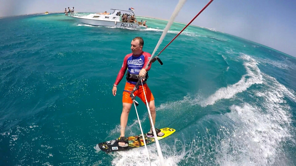 В Фото отчёте участвуют Кайтборд Slingshot 2015 Asylum и Кайт Сёрф Борд Slingshot 2016 Angry Swallow и кайт для волн Slingshot Wave SST 