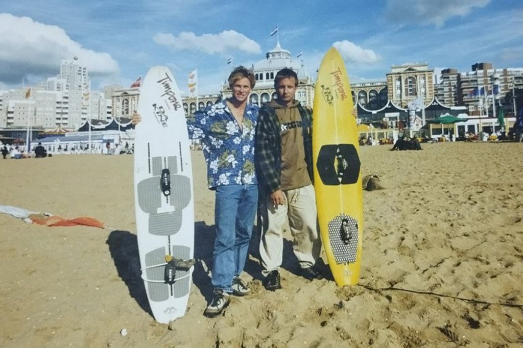 Первый чемпионмира по кайтсерфингу Флеш Остин и первый чемпион мира по зимнемукайтбордингуВладимир Бобылев 1998 год Гаага