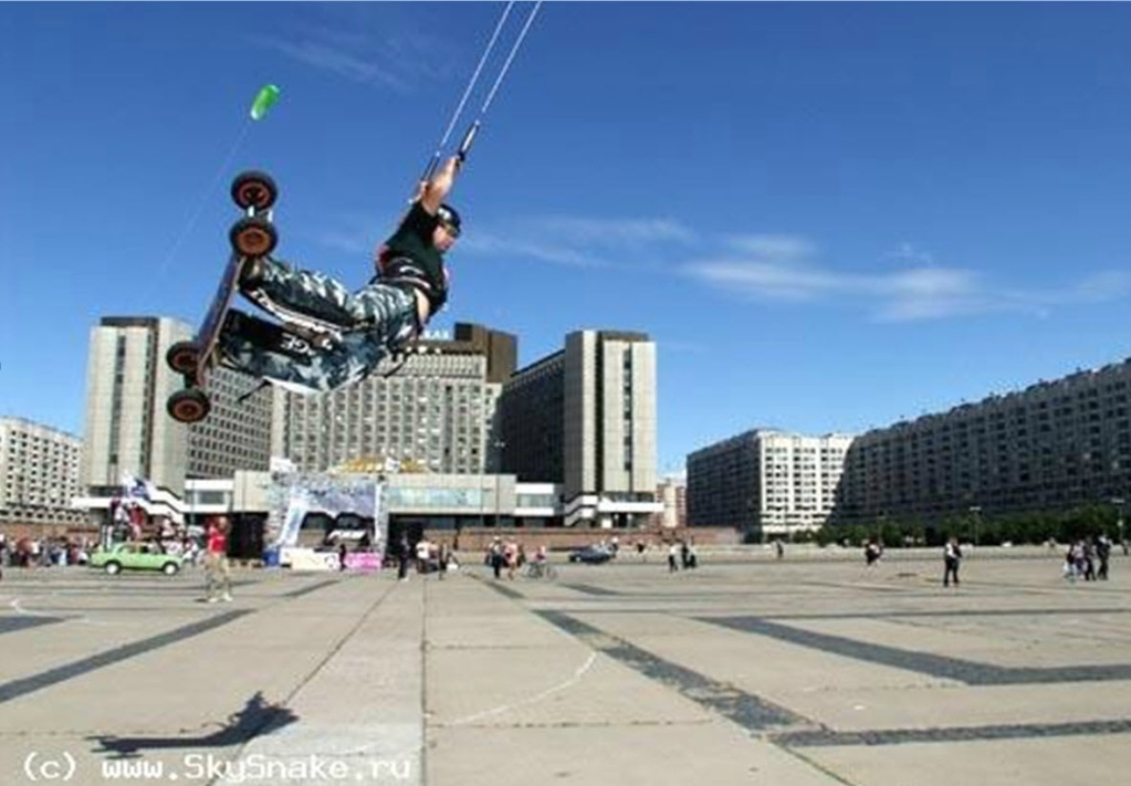Владимир Бобылев на стрит-серф фестивале” Свежий ветер” на маунтинборде Skysnake над площадью в Санкт-Петербурге 2001.