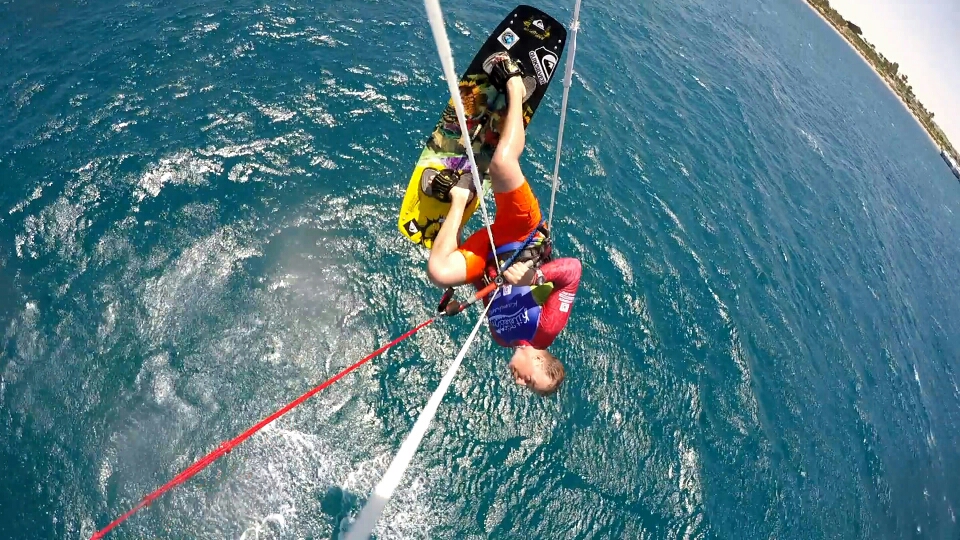 В Фото отчёте участвуют Кайтборд Slingshot 2015 Asylum и Кайт Сёрф Борд Slingshot 2016 Angry Swallow и кайт для волн Slingshot Wave SST 