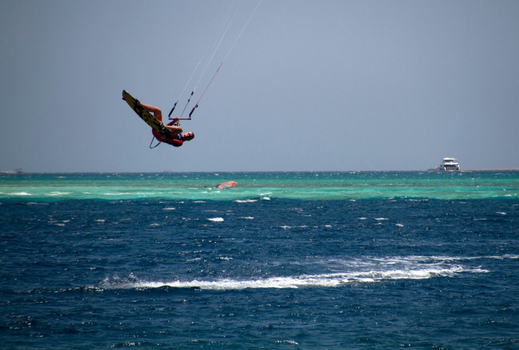 В Фото отчёте участвуют Кайтборд Slingshot 2015 Asylum и Кайт Сёрф Борд Slingshot 2016 Angry Swallow и кайт для волн Slingshot Wave SST 