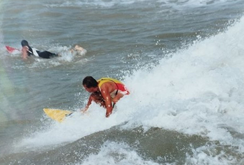 Владимир Бобылев с учеником на волне. Коктебель конец 90x