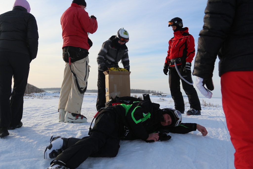 Чибриков Сергей, г. Ульяновск, кайт-клуб "Simkite"Отчет по кайту RALLY 12 m2:Исходные данные райдер 75 кг, сноуборд, кайт 12 м2, ветер 5.5 м2 с порывами до 8 м2. Покрытие снег.Хождение на ветер 5 балловОбработка порывов ветра 4.8 баллаУстойчивость в окне 5 балловТяговитость + триммер 5 балловОтличный фрирайдный кайт. Кайт для отдыха в катании и новичка, для хождения на дальние расстояния.