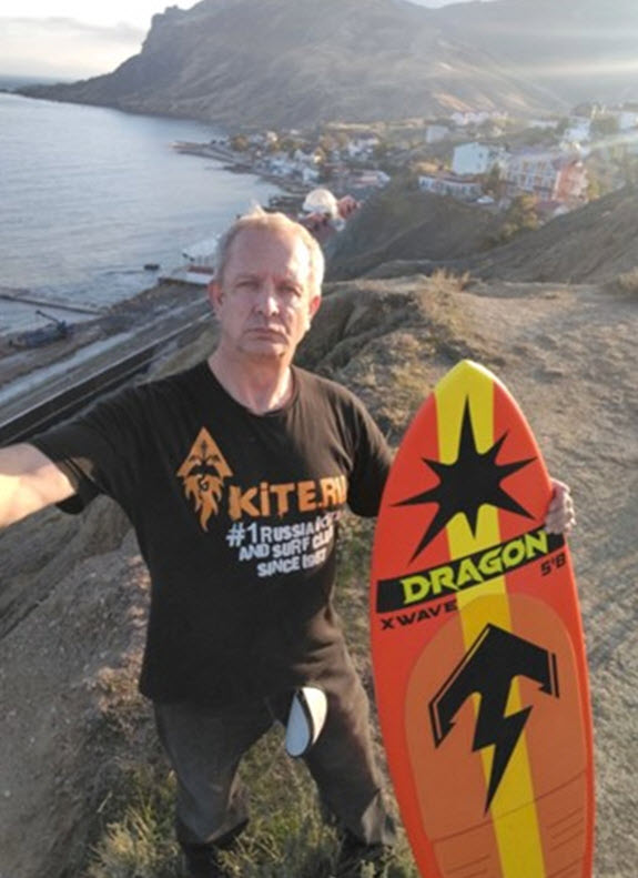 Владимир Бобылев с универсальной доской для кайта и серфинга EsotericDragonXWave