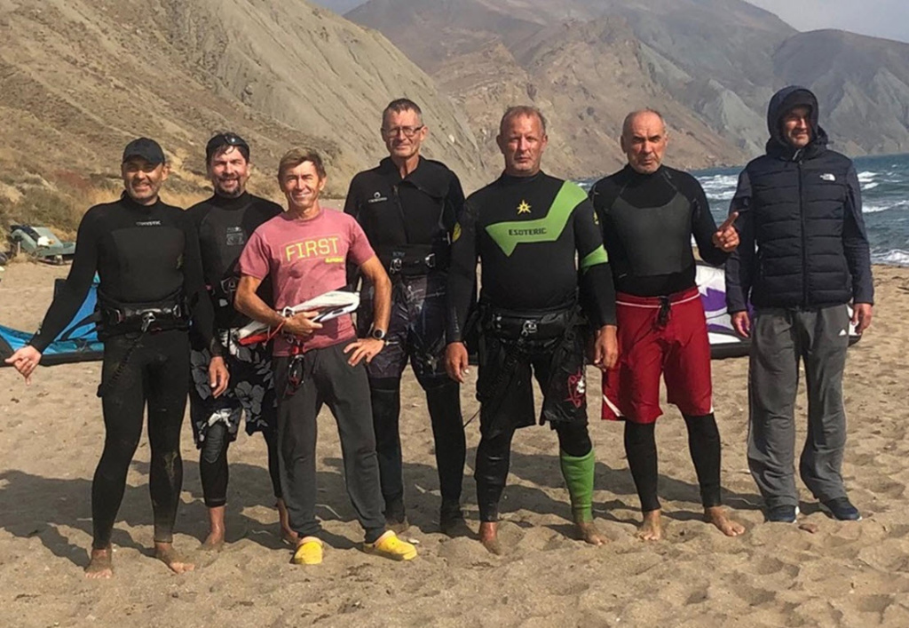 Кайтеры Коктебеля. Владимир Бобылев третий справа.