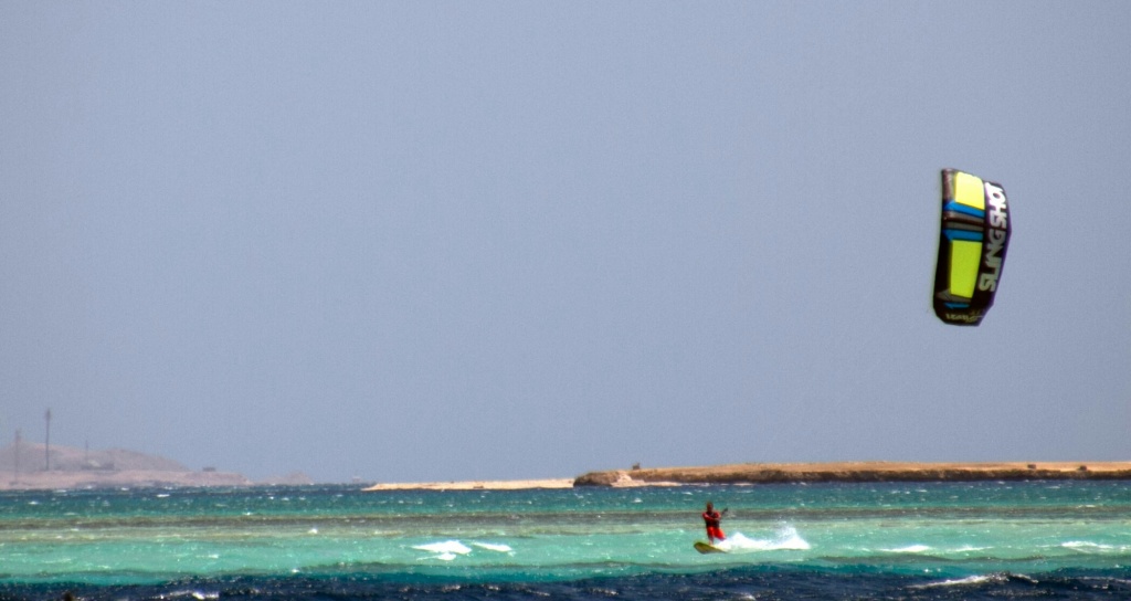 В Фото отчёте участвуют Кайтборд Slingshot 2015 Asylum и Кайт Сёрф Борд Slingshot 2016 Angry Swallow и кайт для волн Slingshot Wave SST 