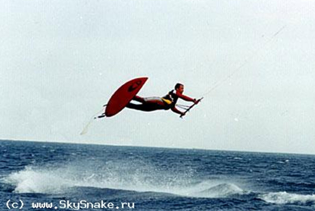 Когда не было еще дипауэров! Кайтсерфинг в Коктебельской бухте. Кайт двухстропная WIPIKA 8,5 m   Владимир Бобылев 1999 год