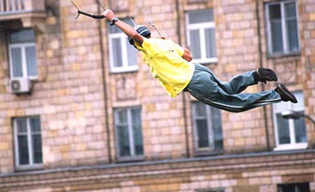 Тогда эта убийственная дисциплина прыжков на кайте без дипаура называлась “Мунвокинг” Поклонная гора Москва 1998 год. Владимир Бобылев.