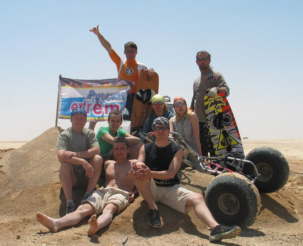 На сьемкахкайтерской программы Русский Экстрим в Тунисе для первого канала ОРТ. Владимир Бобылев справаcкайтбордомSkysnake.