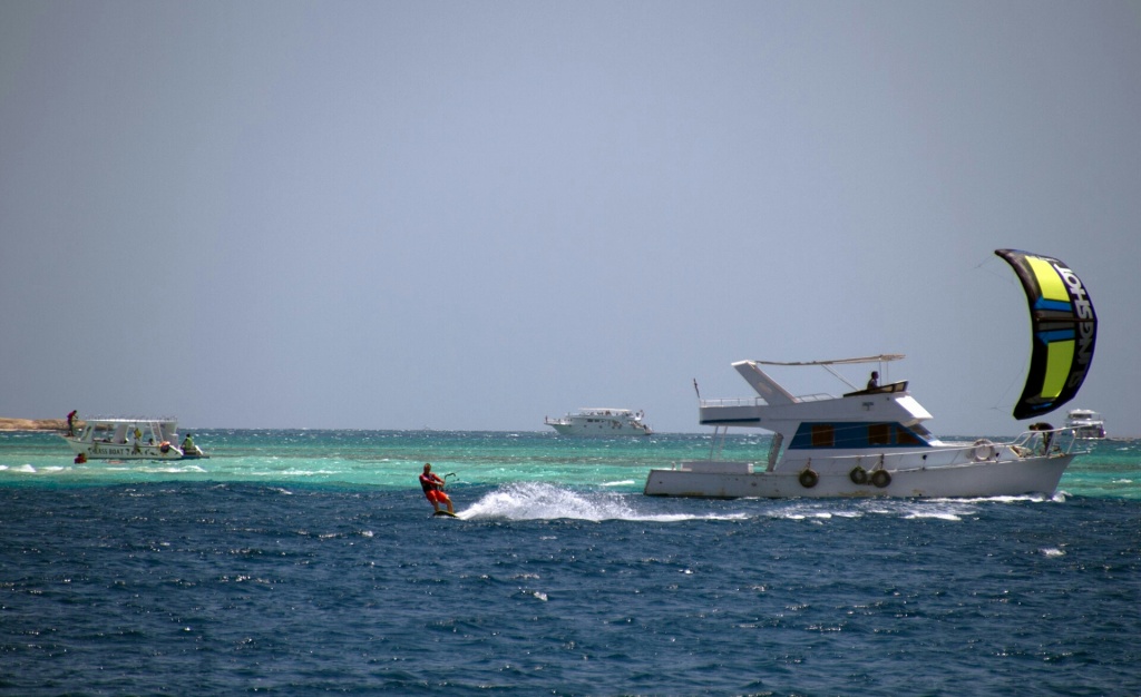 В Фото отчёте участвуют Кайтборд Slingshot 2015 Asylum и Кайт Сёрф Борд Slingshot 2016 Angry Swallow и кайт для волн Slingshot Wave SST 