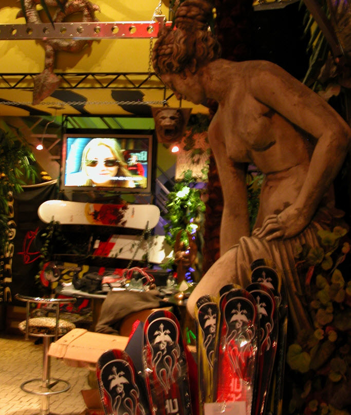 Антураж магазин “Змеиного логова” как всегда в стиле китча – Кайтовый рай” на переднем плане лыжи Skysnake.