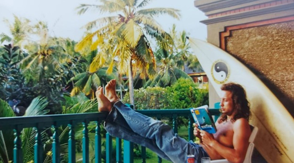 Владимир Бобылев кайтсерфинг на Бали Kута начало 90x c книгой лучшие серфовые споты