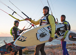 Рекорд в кайтсерфинге – почти 280 пройденных километров за 12 часов! Рекорд в кайтсерфинге – почти 280 пройденных километров за 12 часов!