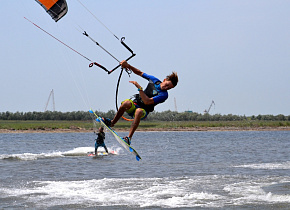 Тесты кайтов SlingShot 2015 RPM и FUEL в кайт школе JollyKite